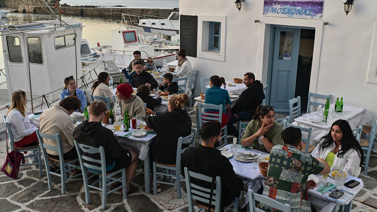 Τουρίστες απολαμβάνουν το γεύμα τους στη Νάουσα της Πάρου (5 Απριλίου 2023)