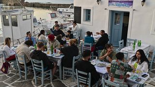 Τουρίστες απολαμβάνουν το γεύμα τους στη Νάουσα της Πάρου (5 Απριλίου 2023)