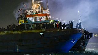 Halászhajó, 500 migránssal a fedélzetén kiköt az olaszországi Crotonéban
