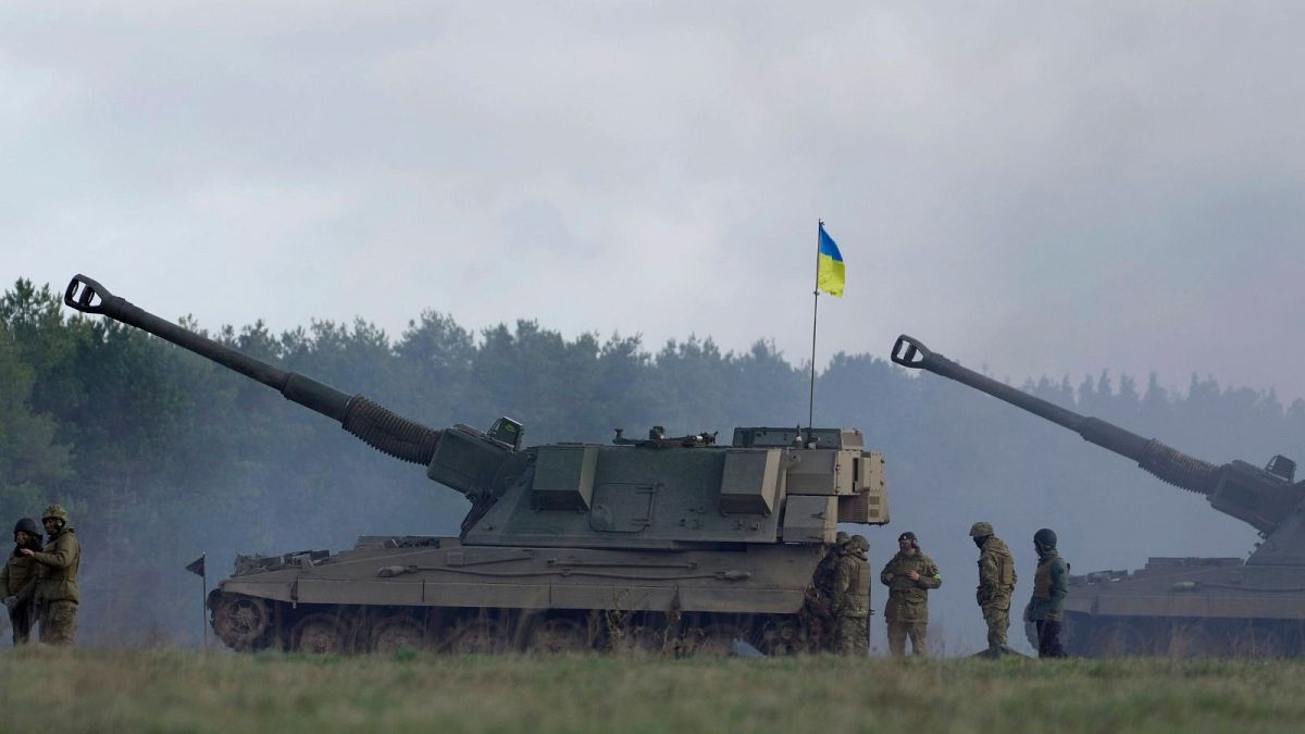 تمرین نظامیان اوکراینی با تجهیزات و مهمات توپخانه‌ای در اردوگاهی آموزشی در انگلیس