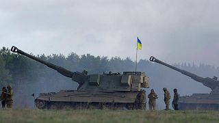 تمرین نظامیان اوکراینی با تجهیزات و مهمات توپخانه‌ای در اردوگاهی آموزشی در انگلیس
