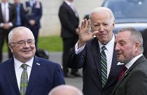 Le président Joe Biden salue Seán Ó Fearghaíl, président du Dáil Éireann, à gauche, et Jerry Buttimer, président du Seanad Éireann, à droite, le jeudi 1