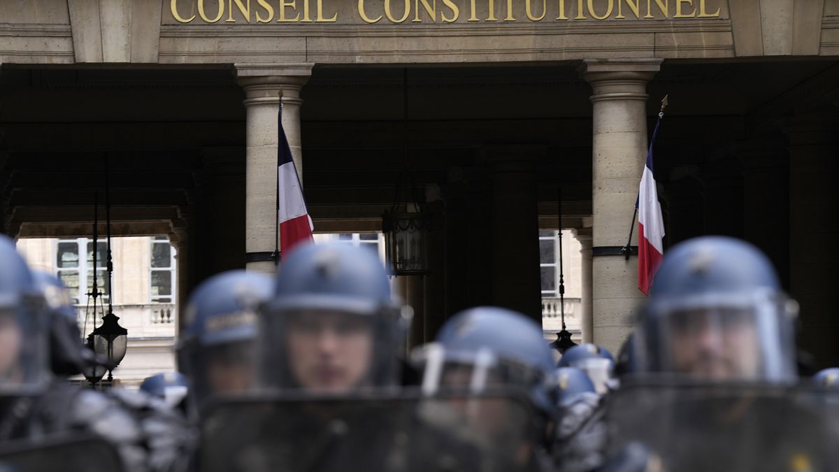  تعزيزات أمنية أمام بوابات المجلس الدستوري في باريس أثناء المظاهرات المناهضة لقانون إصلاح نظام التقاعد  