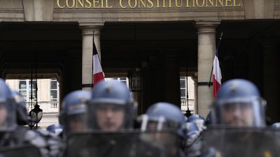  تعزيزات أمنية أمام بوابات المجلس الدستوري في باريس أثناء المظاهرات المناهضة لقانون إصلاح نظام التقاعد