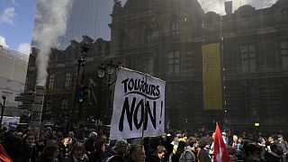 Manifestantes, uno de ellos portando un cartel "Sigue siendo No", durante una manifestación el jueves 13 de abril de 2023 en París.