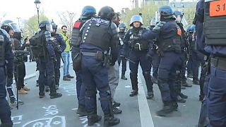 Poliziotti mobilitati a Parigi durante la protesta contro la riforma delle pensioni