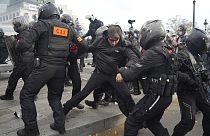 Detenção de manifestante em Paris