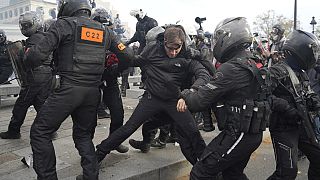Detenção de manifestante em Paris