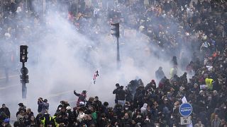 В Париже полиция применила слезоточивый газ