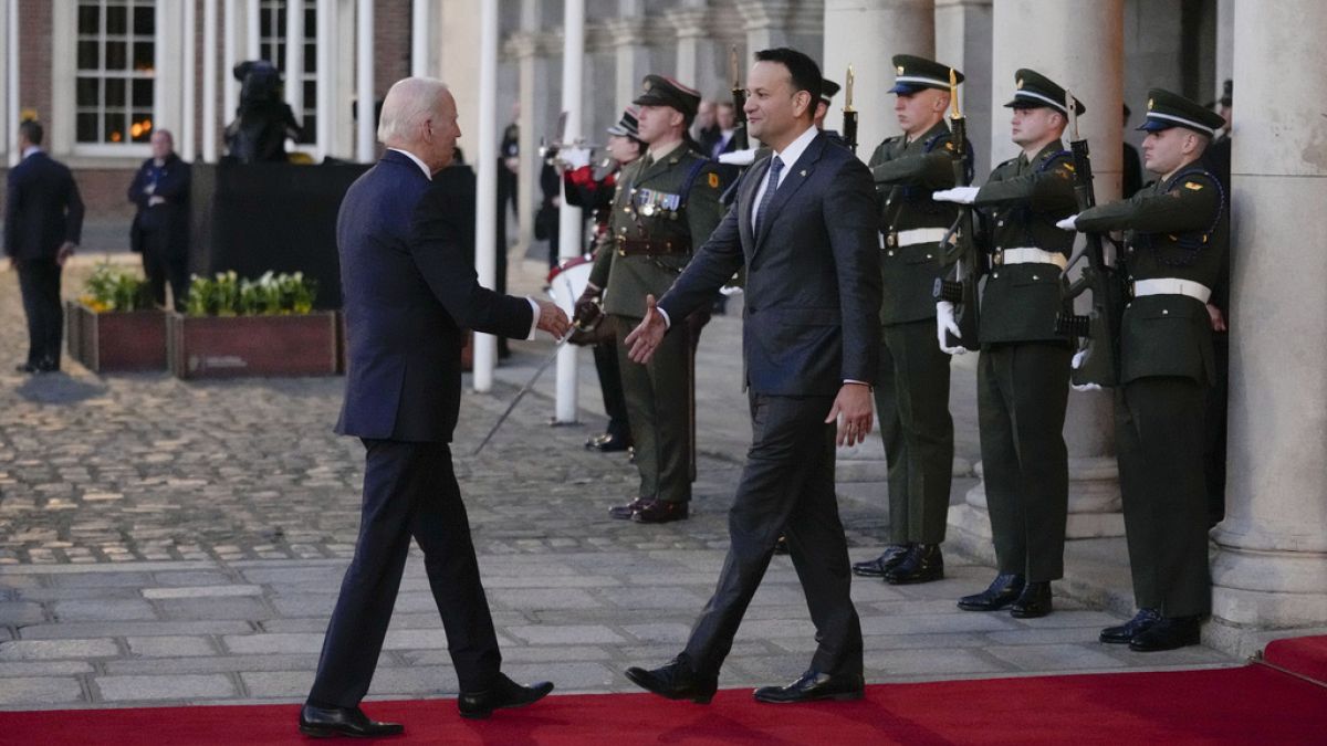 Joe Biden mit dem irischen Regierungschef Leo Varadkar in Dublin, 13. April 2023 