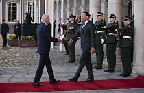 Joe Biden a ser recebido no Castelo de Dublin pelo primeiro-ministro irlandês, Leo Varadkar