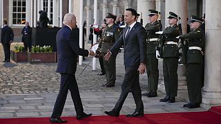 Joe Biden a ser recebido no Castelo de Dublin pelo primeiro-ministro irlandês, Leo Varadkar