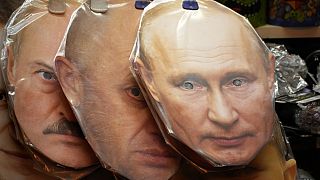 Egy szentpétervári boltban a Wagner-csoport tulajdonosának maszkja Putyin és Lukasenka arcmása között