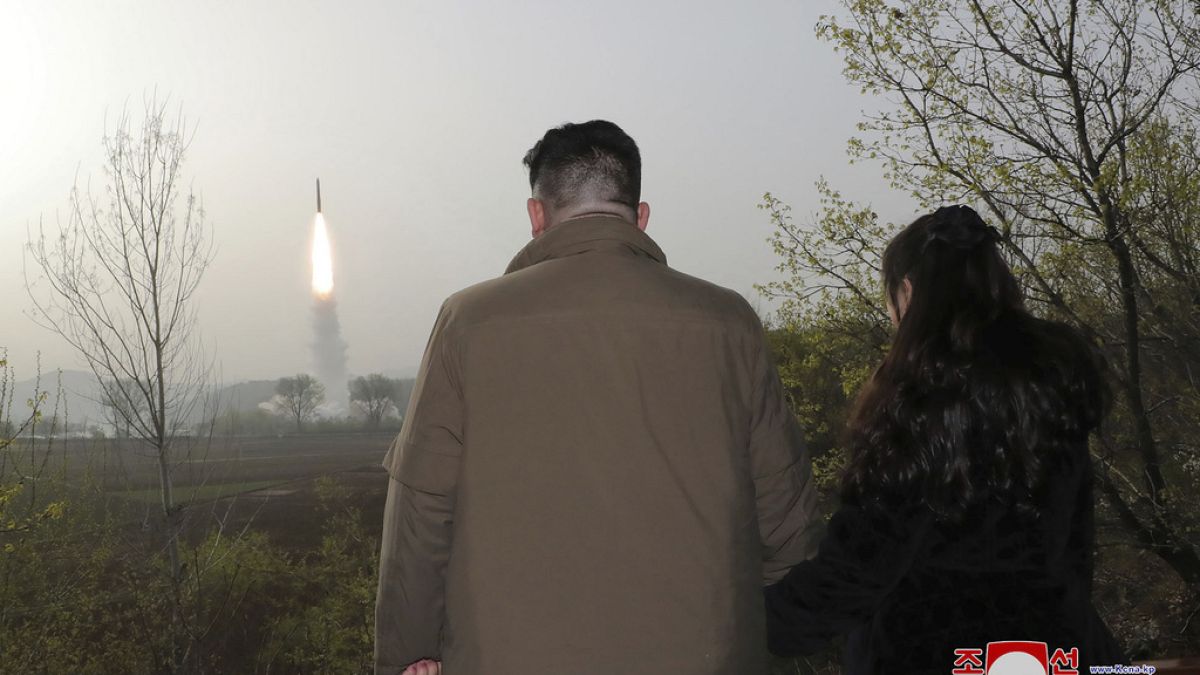 Ο ηγέτης της Βόρειας Κορέας Κιμ Γιόνγκ Ουν παρακολουθεί με την κόρη του εκτόξευση πυραύλου