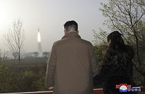 El líder norcoreano, Kim Jong-un, presenciando el lanzamiento del nuevo misil con su hija