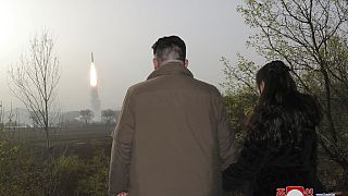 El líder norcoreano, Kim Jong-un, presenciando el lanzamiento del nuevo misil con su hija 