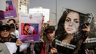 اعتراض مردم مراکش به حکم صادر شده برای سه متهم به تجاوز جنسی به یک کودک، در مقابل دادگاهی در رباط، مراکش، چهارشنبه ۵ آوریل ۲۰۲۳ . 