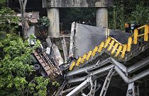 الجسر الذي انهار يوم الخميس 13 نيسان أبريل في منطقة كايسيدونيا غربي كولومبيا