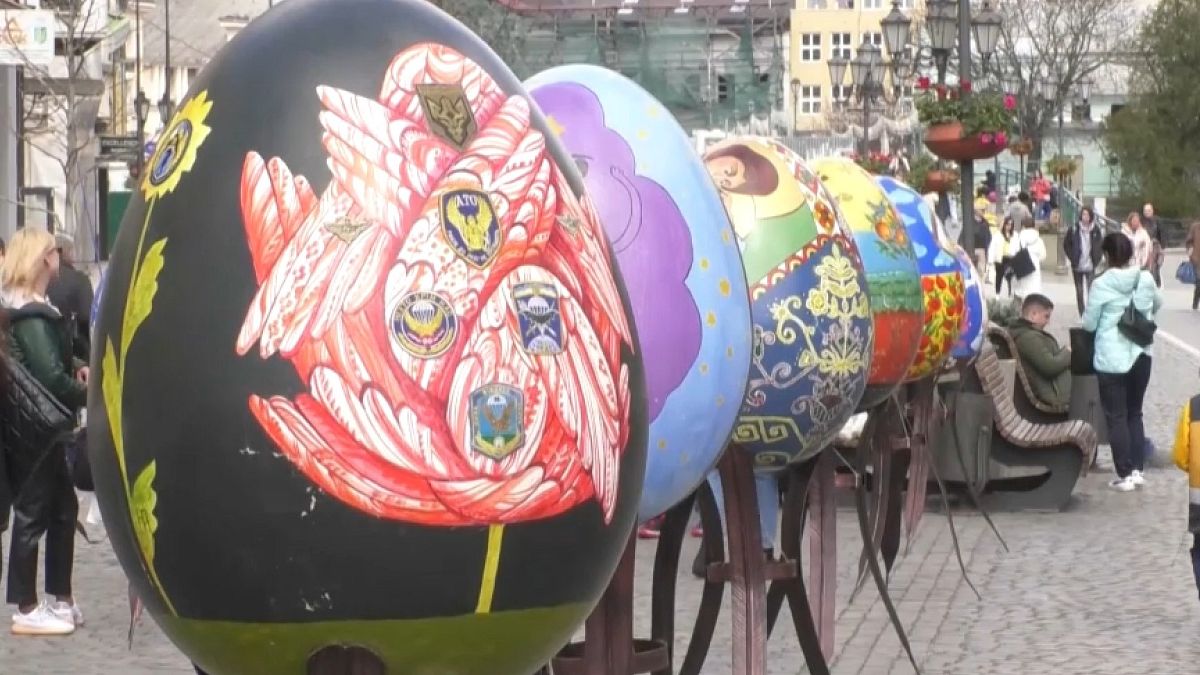 عرض بيض عيد الفصح الملون في أوكرانيا
