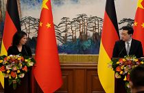 وزیر امور خارجه آلمان، آنالنا بائربوک، سمت چپ، و وزیر امور خارجه چین، چین گانگ، جمعه، ۱۴ آوریل ۲۰۲۳، در یک کنفرانس مطبوعاتی مشترک در  پکن .