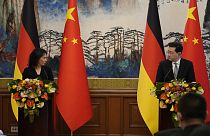 La ministre allemande des Affaires étrangères, Annalena Baerbock, à gauche, et le ministre chinois des Affaires étrangères Qin Gang, à Pékin, en Chine, le 14 avril 2023.
