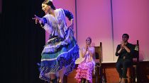 سيدة ترقص الفلامنكو أثناء مهرجان لهذه الرقصة الأندلسية العريقة في مدينة ألبوكركه الأمريكية
