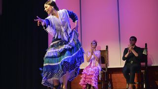 سيدة ترقص الفلامنكو أثناء مهرجان لهذه الرقصة الأندلسية العريقة في مدينة ألبوكركه الأمريكية
