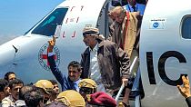 Esir değişimi kapsamında eski Cumhurbaşkanı Abdurabbu Mansur Hadi'nin kardeşi Nasır Mansur (en üstte) ve eski Savunma Bakanı Mahmud el Sabihi (ortada) uçaktan inerken