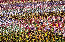 Des danseurs en tenue traditionnelle avant un événement à Guwahati, Inde, mardi 11 avril 2023.