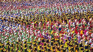Des danseurs en tenue traditionnelle avant un événement à Guwahati, Inde, mardi 11 avril 2023.