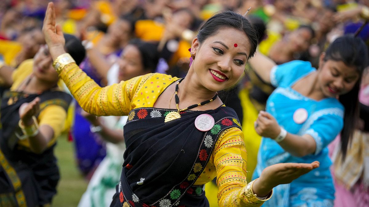 إحدى المشاركات في العرض الراقص في مدينة غواهاتي الهندية، والذي تم فيه تحقيق رقم قياسي لأكبر عرض لرقصة شعبية