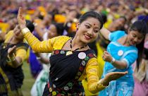 إحدى المشاركات في العرض الراقص في مدينة غواهاتي الهندية، والذي تم فيه تحقيق رقم قياسي لأكبر عرض لرقصة شعبية