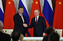Hszi Csin-ping és Vlagyimir Putyin kezet fognak a kínai vezető moszkvai látogatásán 2023. március 21-én