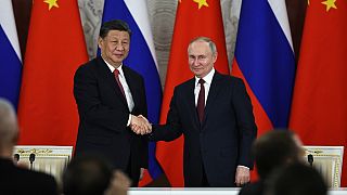 Hszi Csin-ping és Vlagyimir Putyin kezet fognak a kínai vezető moszkvai látogatásán 2023. március 21-én