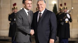 الرئيس الفرنسي إيمانوين ماكرون يرحب برئيس الوزراء المجري فيكتور أوربان في الإليزيه