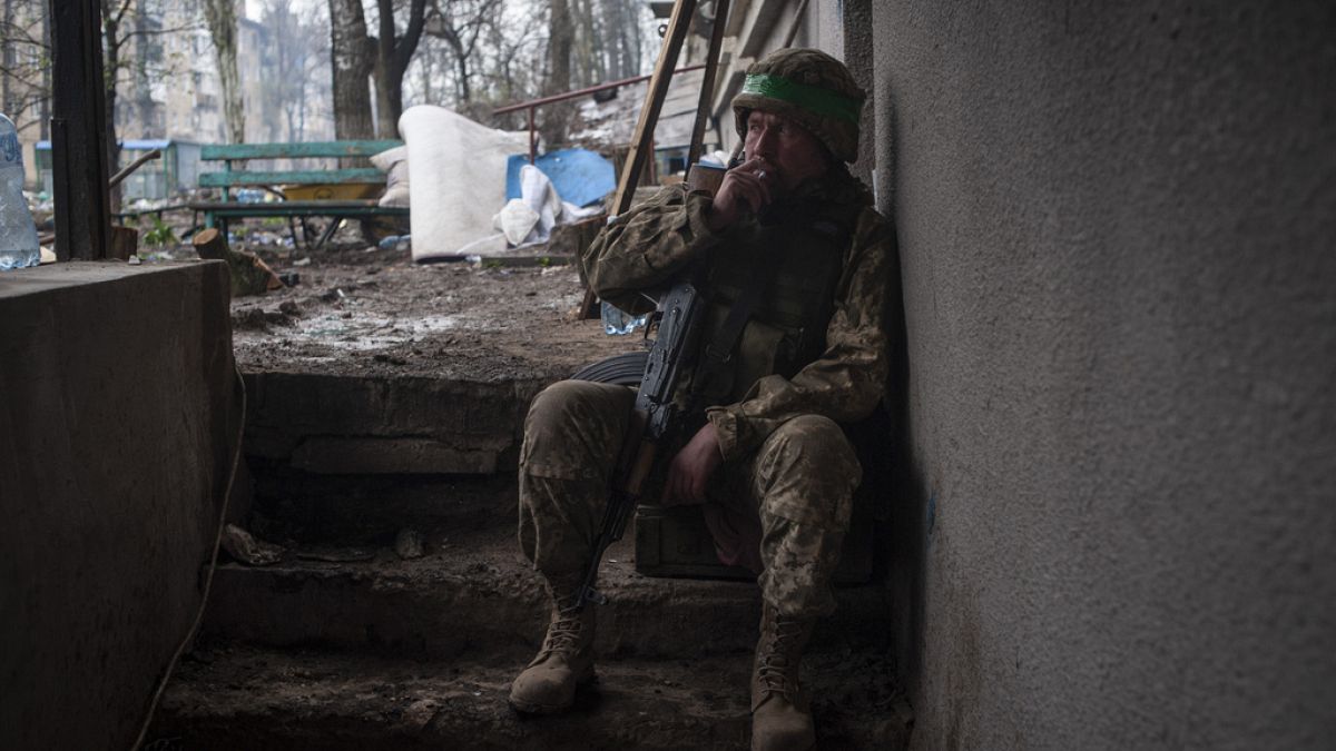 Egy ukrán katona dohányzik a háború sújtotta Bakhmutban, Donyeck régióban, Ukrajnában, 2023. április 12-én,