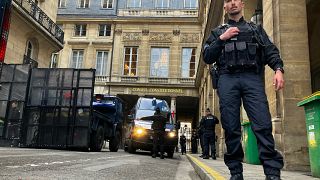 Un agente de policía acordona la zona tras una explosión en París.