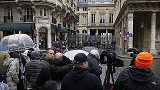 Beschäftigte der Medien belagerten heute den Ort der Entschedung in Paris