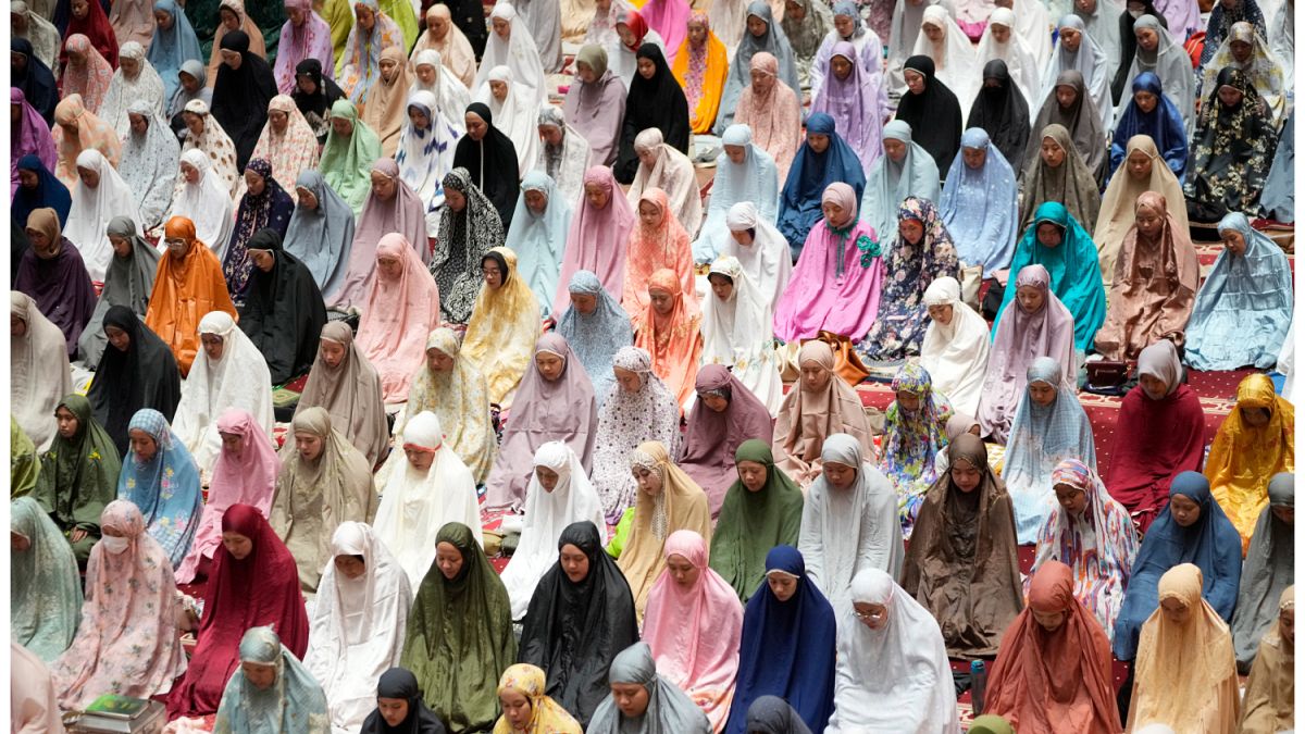 نساء يؤدين الصلاة في إندونيسيا 