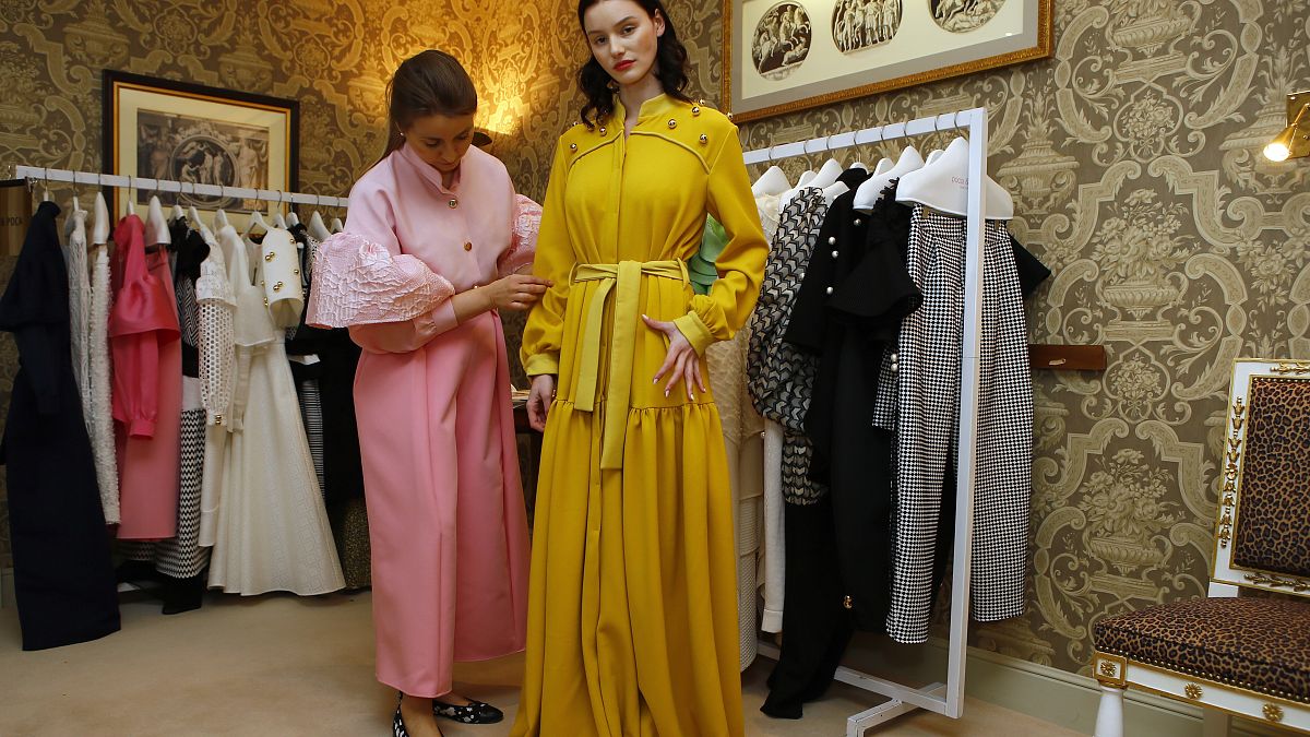  مصممة الأزياء البولندية كارولينا جنيويك خلال عرض في دبي