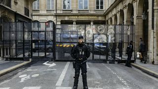 رجل أمن أمام مقر المجلس الدستوري الفرنسي في باريس. 2023/04/14