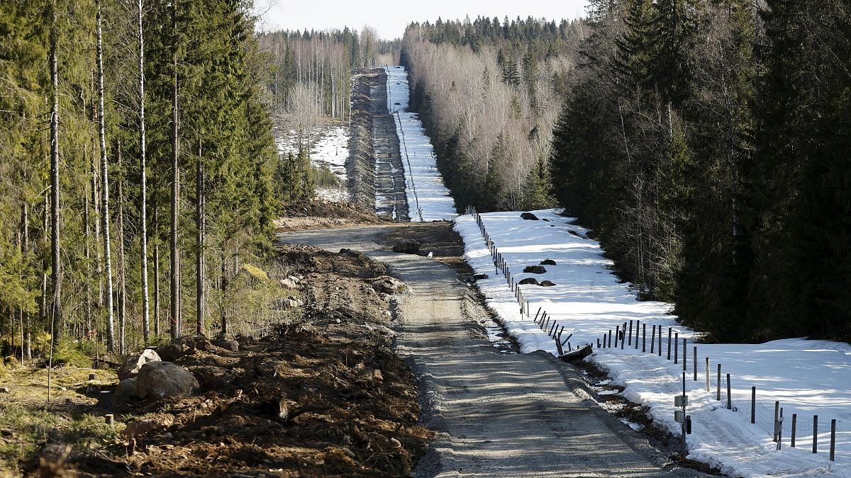 سياج على الحدود الفنلندية الروسية عندمعبر بلكولا جنوب فنلندا. 2023/04/14