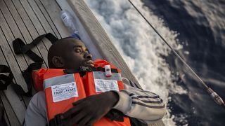 مهاجر أنقذته منظمة ميديتيرانيا قبالة جزيرة لامبيدوزا