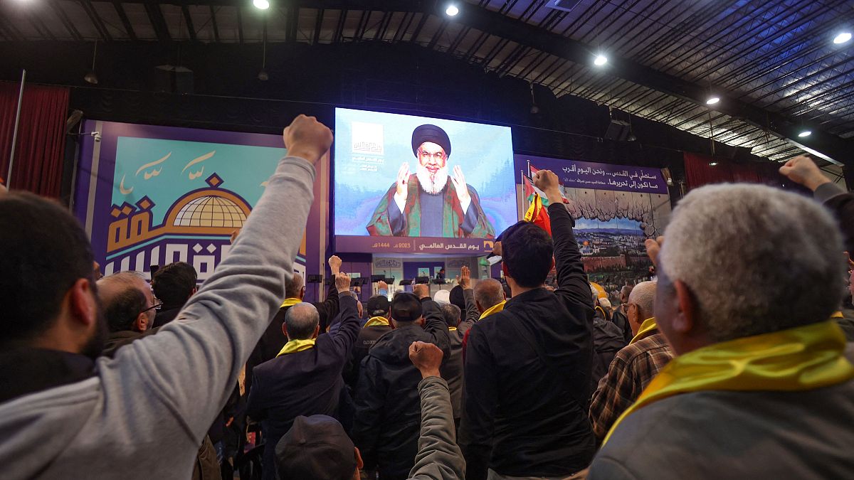 لبنانيون يستمعون لخطاب أمين حزب الله حسن نصر الله في يوم القدس العالمي 14.04.23 