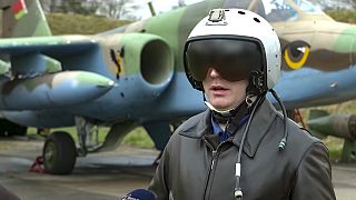 Az orosz védelmi minisztérium sajtószolgálata által 2023. április 14-én, pénteken közzétett videóról készült képen a belarusz légierő pilótája beszél