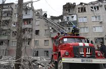 Des pompiers s'efforcent d'éteindre un incendie après une attaque russe à Sloviansk, 14/04/2023