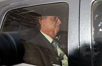 الرئيس البرازيلي السابق جايير بولسونارو داخل سيارته إثر تقديمه شهادته أمام الشرطة الفدرالية في برازيليا بتاريخ 5 أبريل 2023
