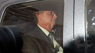 الرئيس البرازيلي السابق جايير بولسونارو داخل سيارته إثر تقديمه شهادته أمام الشرطة الفدرالية في برازيليا بتاريخ 5 أبريل 2023