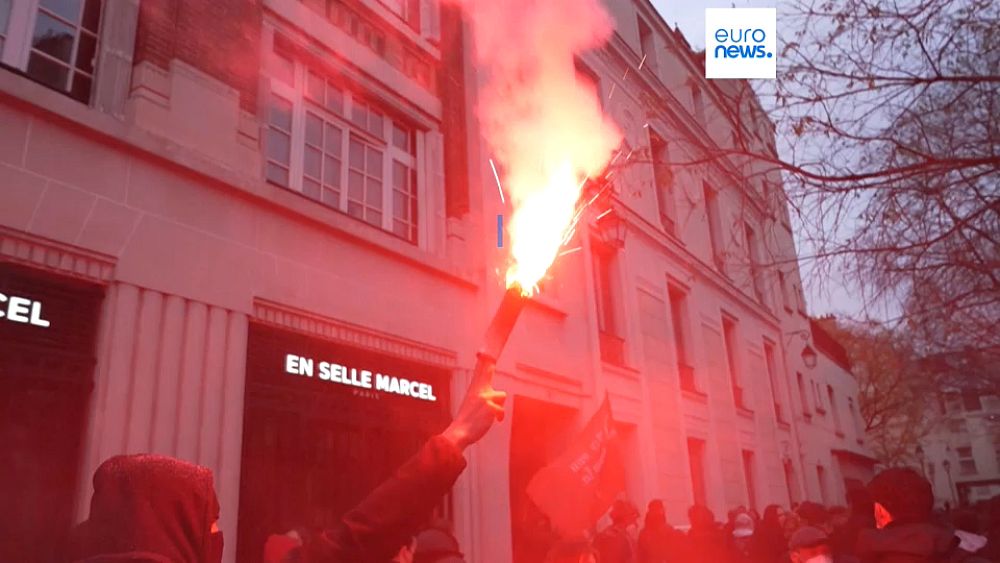Vives manifestations en France après l’approbation de la réforme des retraites