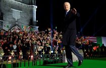 Le président Joe Biden salue la foule après avoir prononcé un discours devant la cathédrale St. Muredach à Ballina, en Irlande, le vendredi 14 avril 2023.